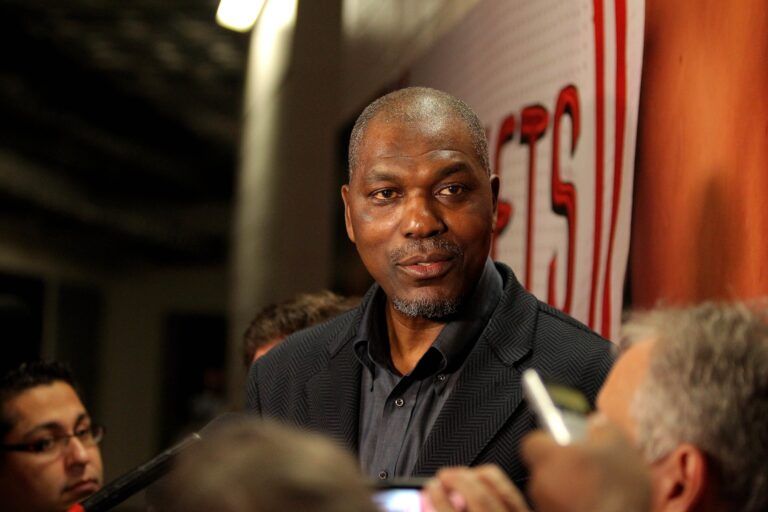 Hakeem Olajuwon Gets Humiliated in Front of Thousands After Houston’s NCAA Success