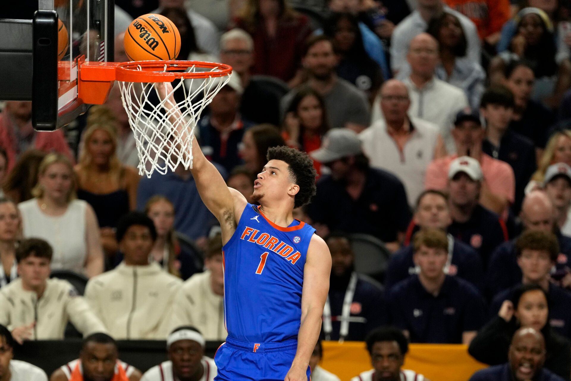Florida Gators guard Walter Clayton Jr. (1) shoots the ball against the Auburn Tigers during the first half in the semifinals of the men's Final Four of the 2025 NCAA Tournament at Alamodome.