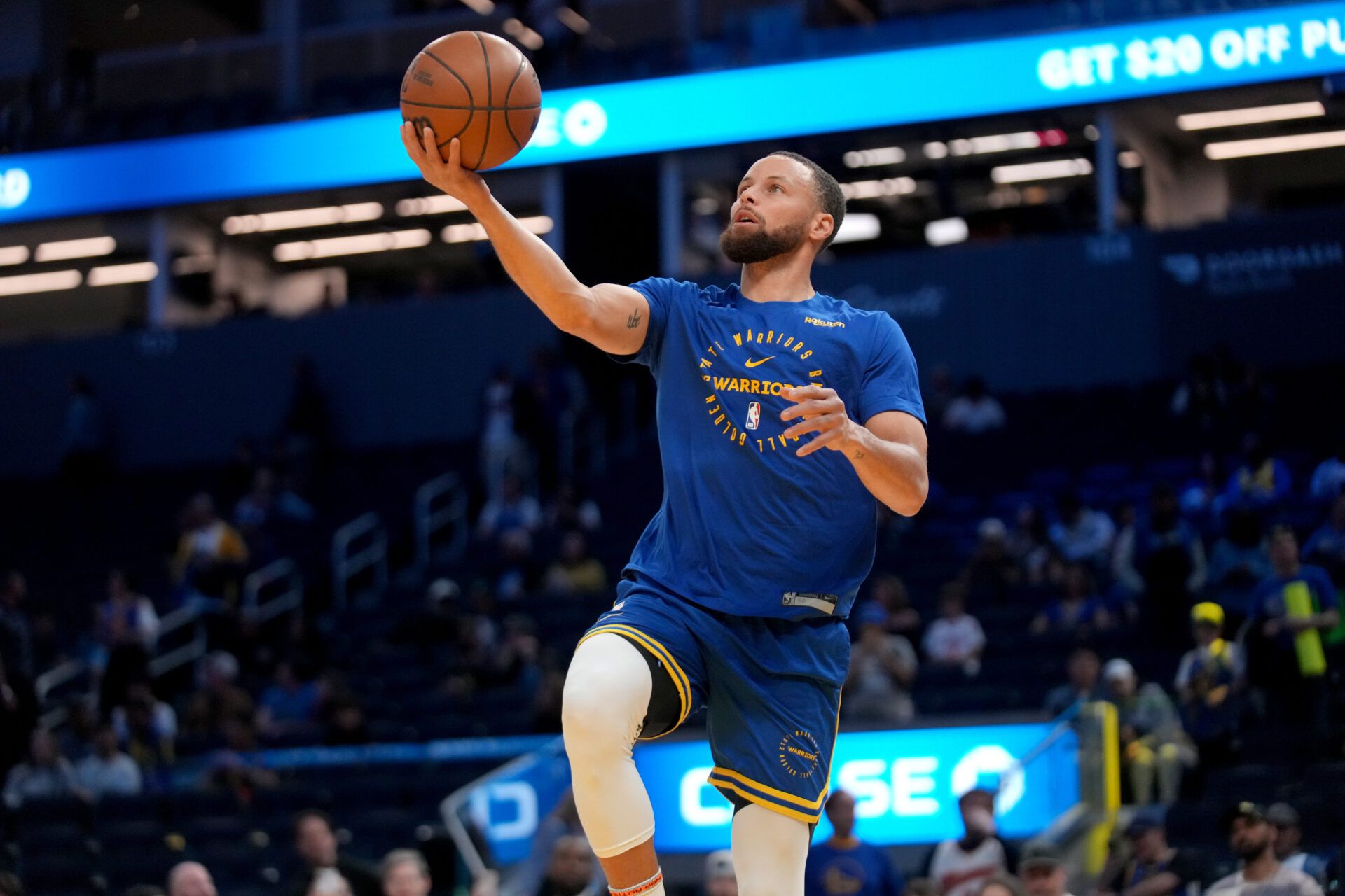 Despite the rough night on the court for the Warriors, Stephen Curry shared a sweet moment with his family during a game stoppage.