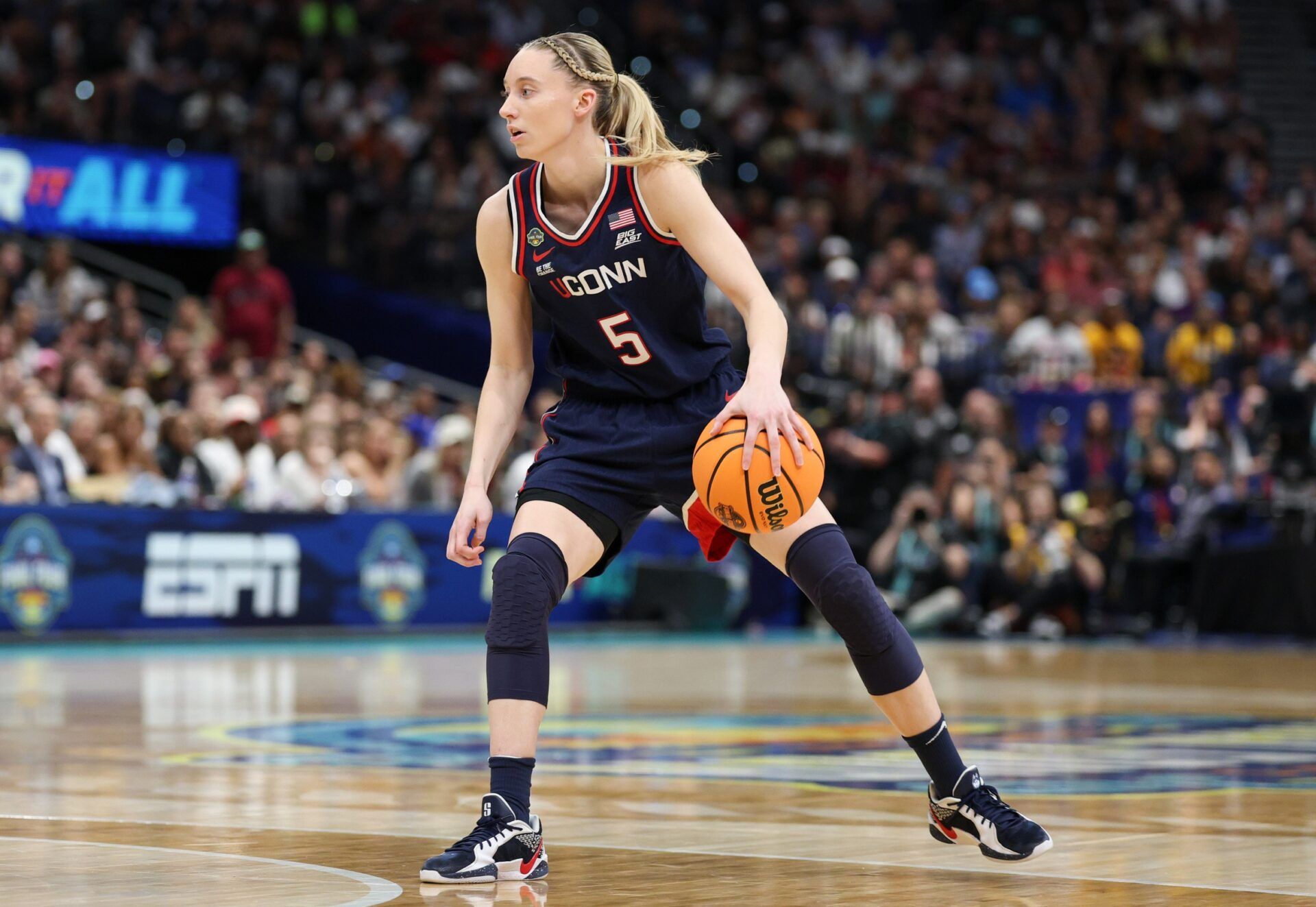 Connecticut Huskies guard Paige Bueckers (5) dribbles the ball against the South Carolina Gamecocks during the first half during the national championship of the women's 2025 NCAA tournament at Amalie Arena.