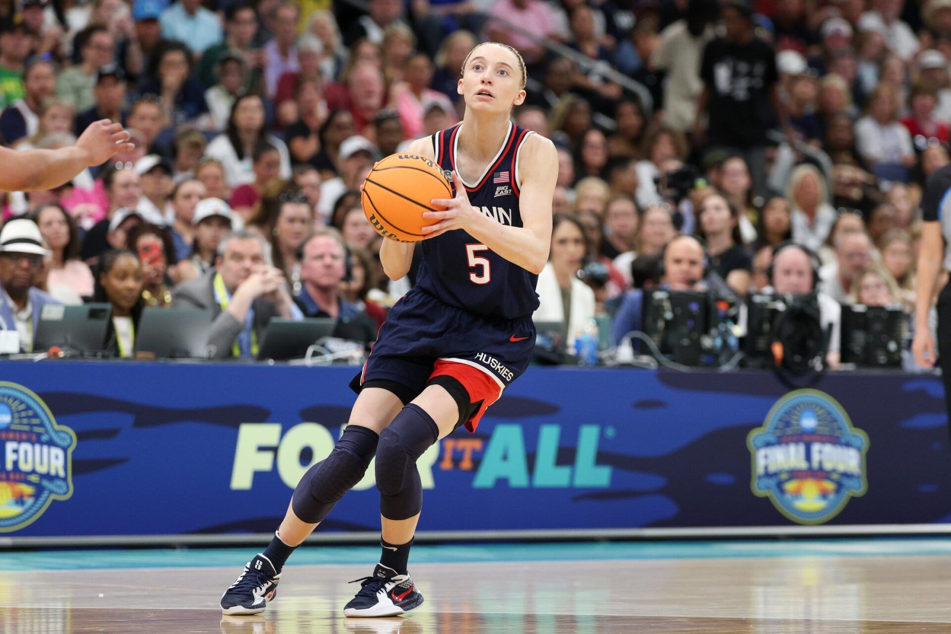 Connecticut Huskies guard Paige Bueckers (5) looks to shoot the ball against the South Carolina Gamecocks during the first half during the national championship of the women's 2025 NCAA tournament at Amalie Arena.