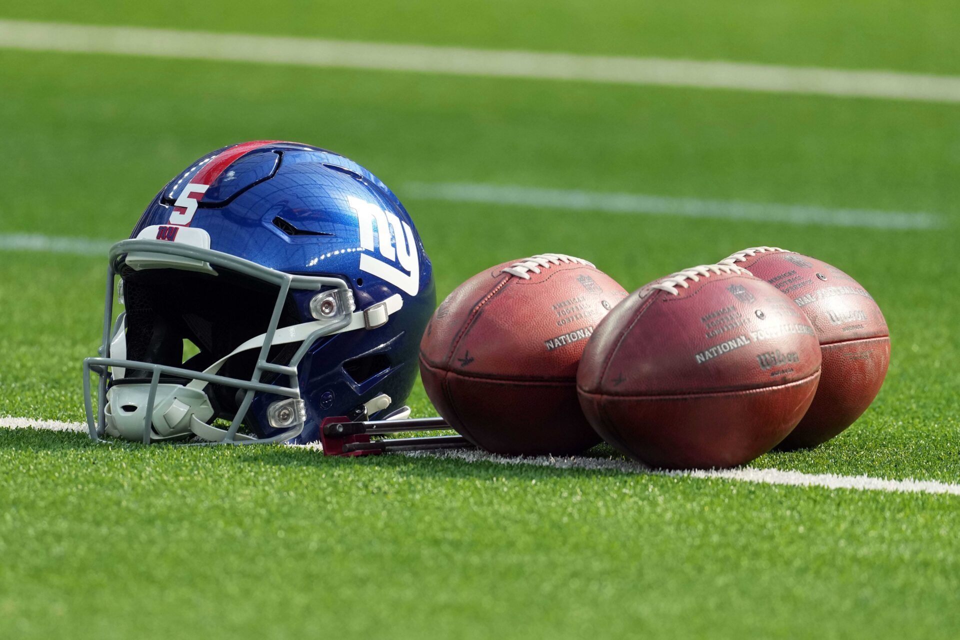 A brand new New York Giants mock draft has the team landing key weapons for their new-look offense at the 2025 NFL Draft.