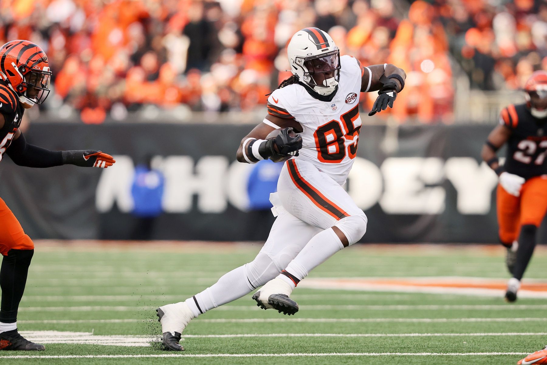 Browns Star David Njoku Links Up With President Donald Trump and Dana White at UFC 314