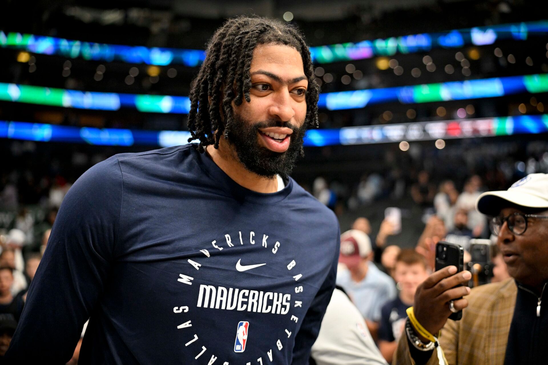 After being selected No. 1 by the Wings in the 2025 WNBA Draft, Paige Bueckers received a warm welcome from Mavericks big man Anthony Davis.