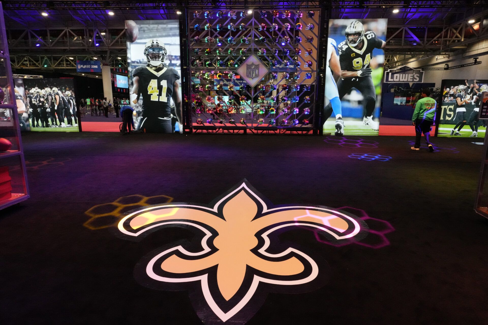 NFL Insider Reveals 4 QBs the Saints Can Target With Derek Carr Sidelined