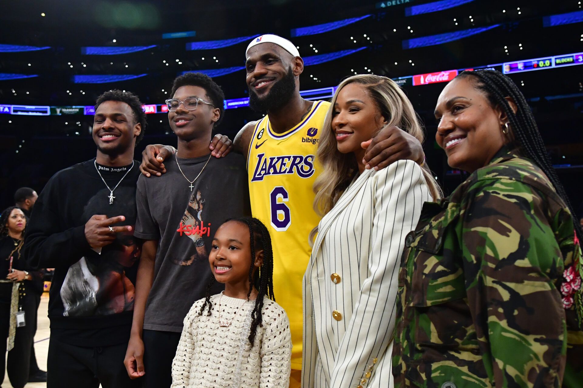 Lakers superstar forward LeBron James' wife, Savannah, wholesomely reacted to a thoughtful present from her daughter, Zhuri.