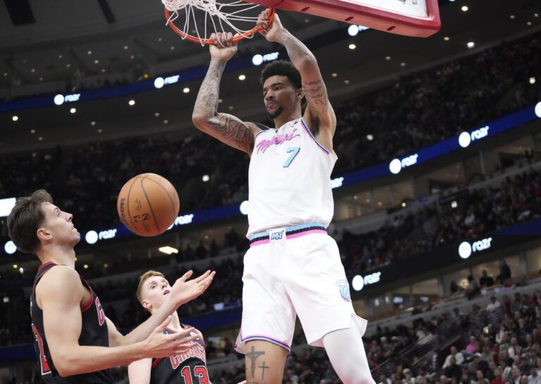 Miami Heat center Kel'el Ware (7) dunks the ball Chicago Bulls forward Zach Collins (12) during the second half at United Center.