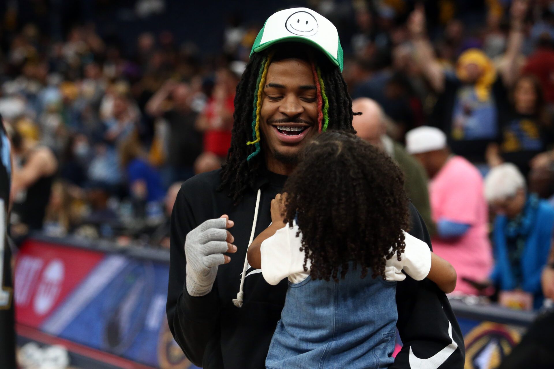 Ja Morant shares a heartwarming moment with daughter Kaari Jaidyn before the Memphis Grizzlies’ play-in game versus Dallas.