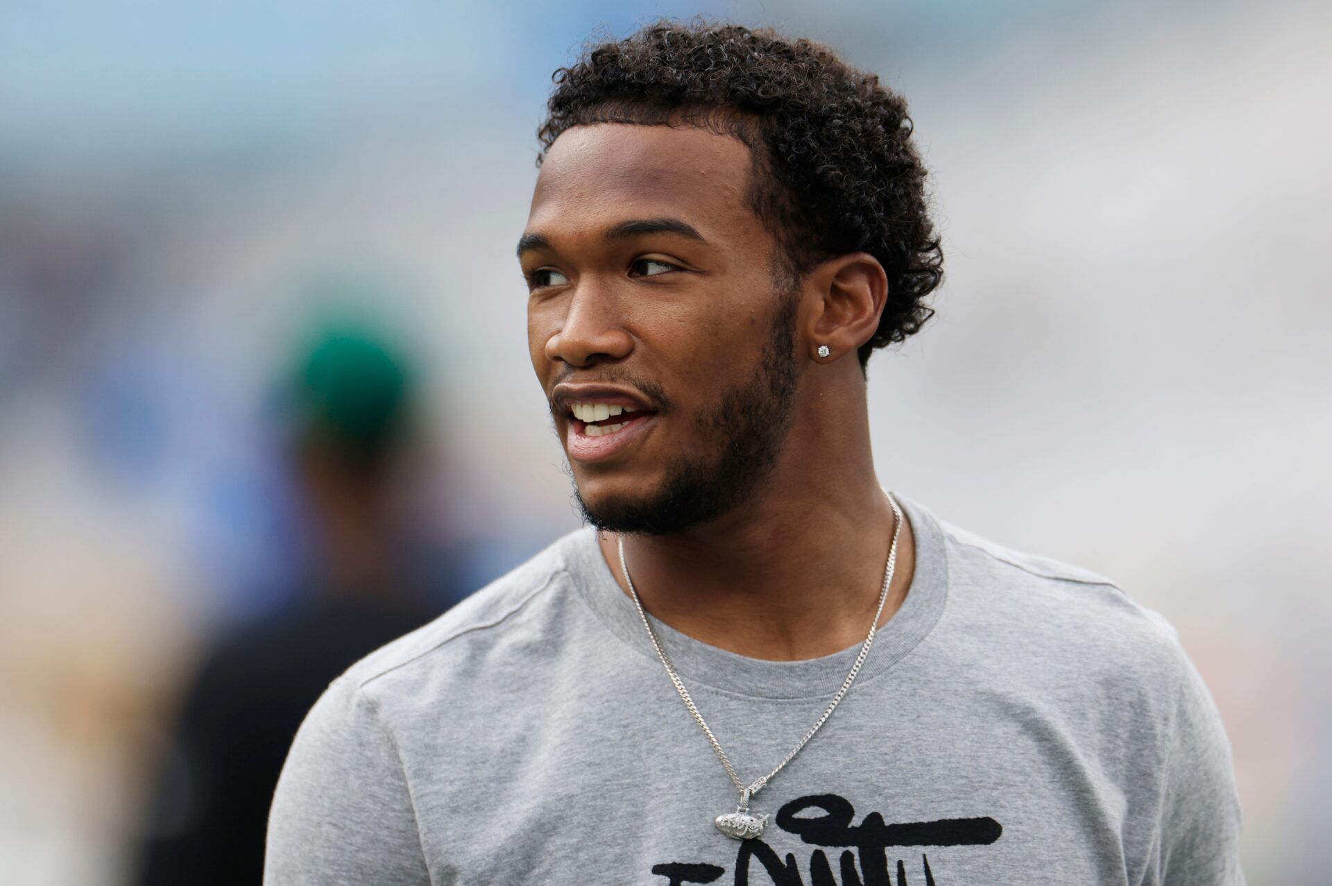 Jets star wide receiver Garrett Wilson and his girlfriend, former UT guard Shay Holle ,finally break the silence on their suspected relationship.