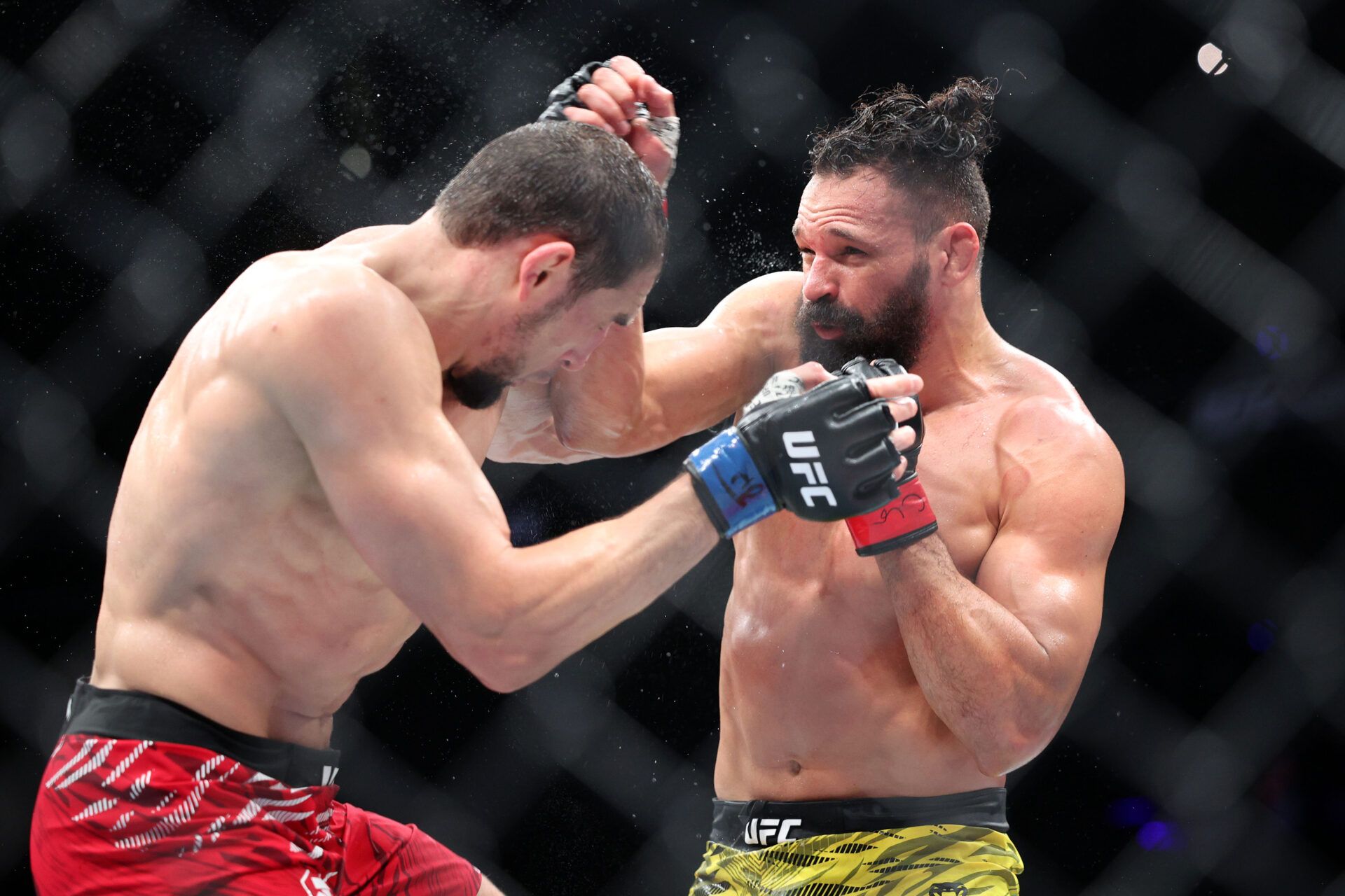 Apr 26, 2025; Kansas City, Missouri, UNITED STATES; Michel Pereira (red gloves) fights Abus Magomedov (blue gloves) during UFC Fight Night at T-Mobile Center. Mandatory Credit: William Purnell-Imagn Images