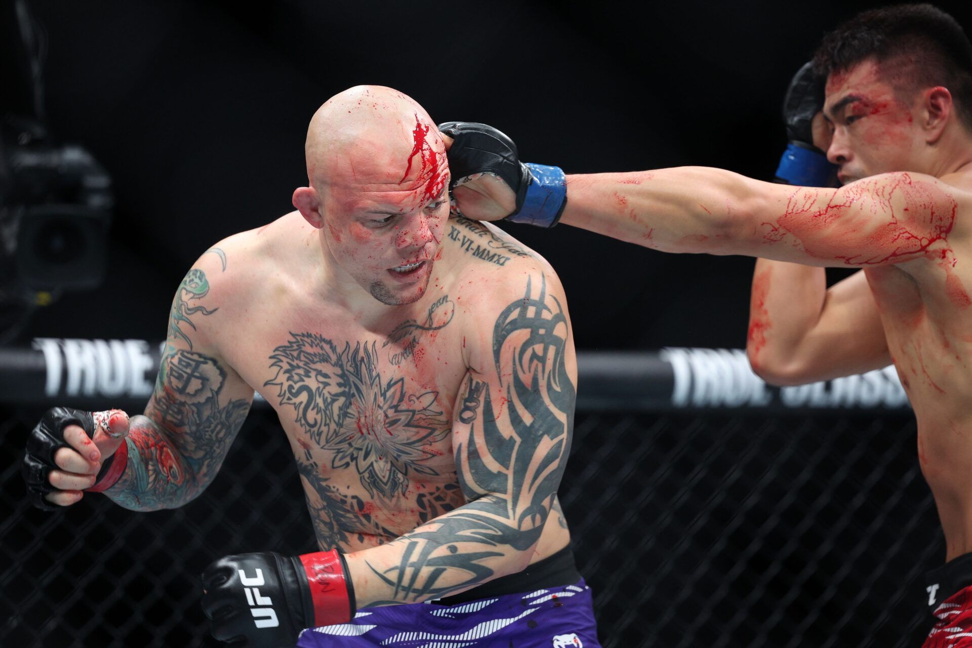 ‘Masterpiece’ – Fans Hail Photographer’s Perfectly-Timed Snap of Zhang Mingyang Landing an Elbow on Anthony Smith