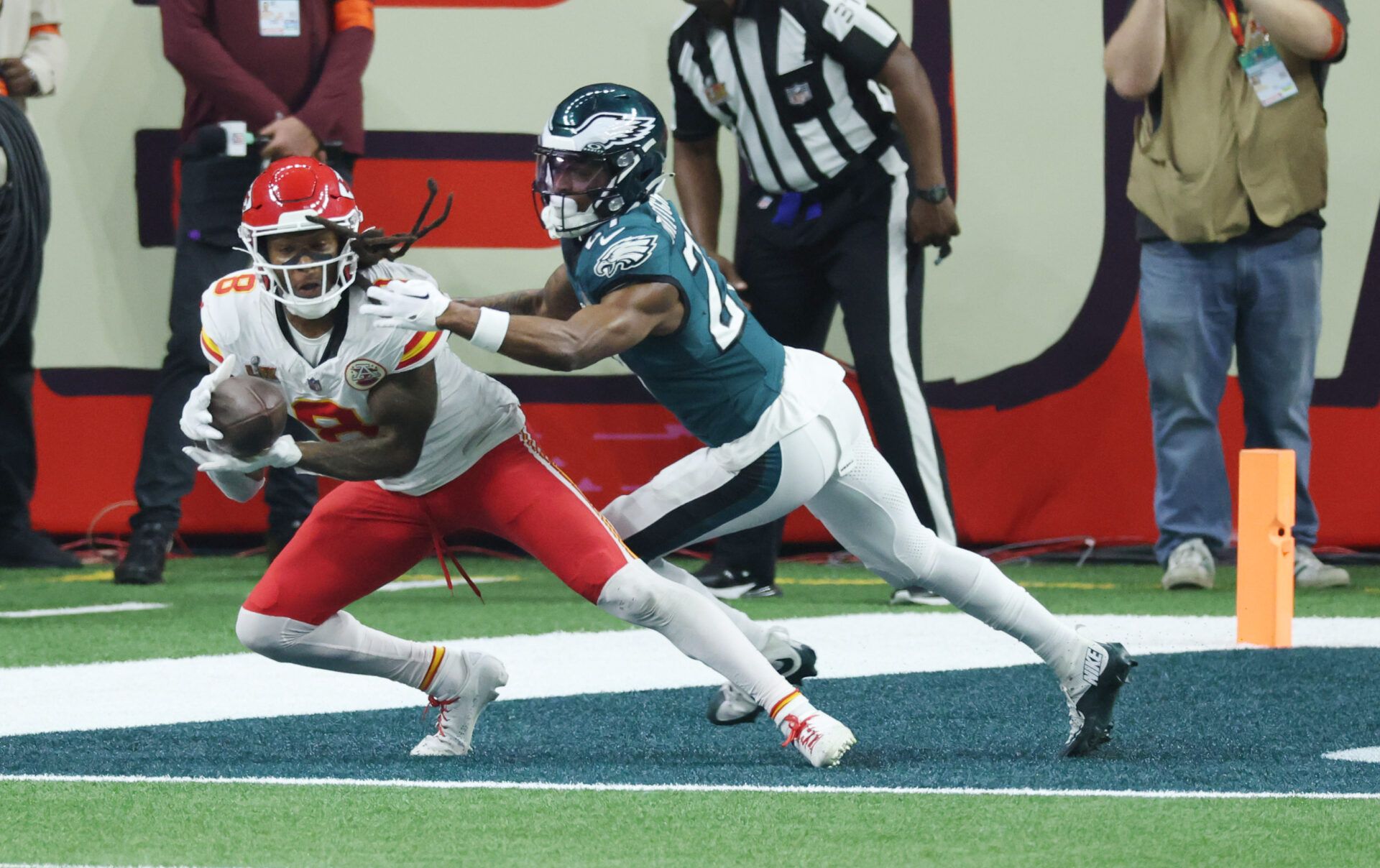Feb 9, 2025; New Orleans, LA, USA; Kansas City Chiefs wide receiver DeAndre Hopkins (8) catches a touchdown pass against Philadelphia Eagles cornerback Quinyon Mitchell (27) in the fourth quarter in Super Bowl LIX at Ceasars Superdome. Mandatory Credit: Stephen Lew-Imagn Images