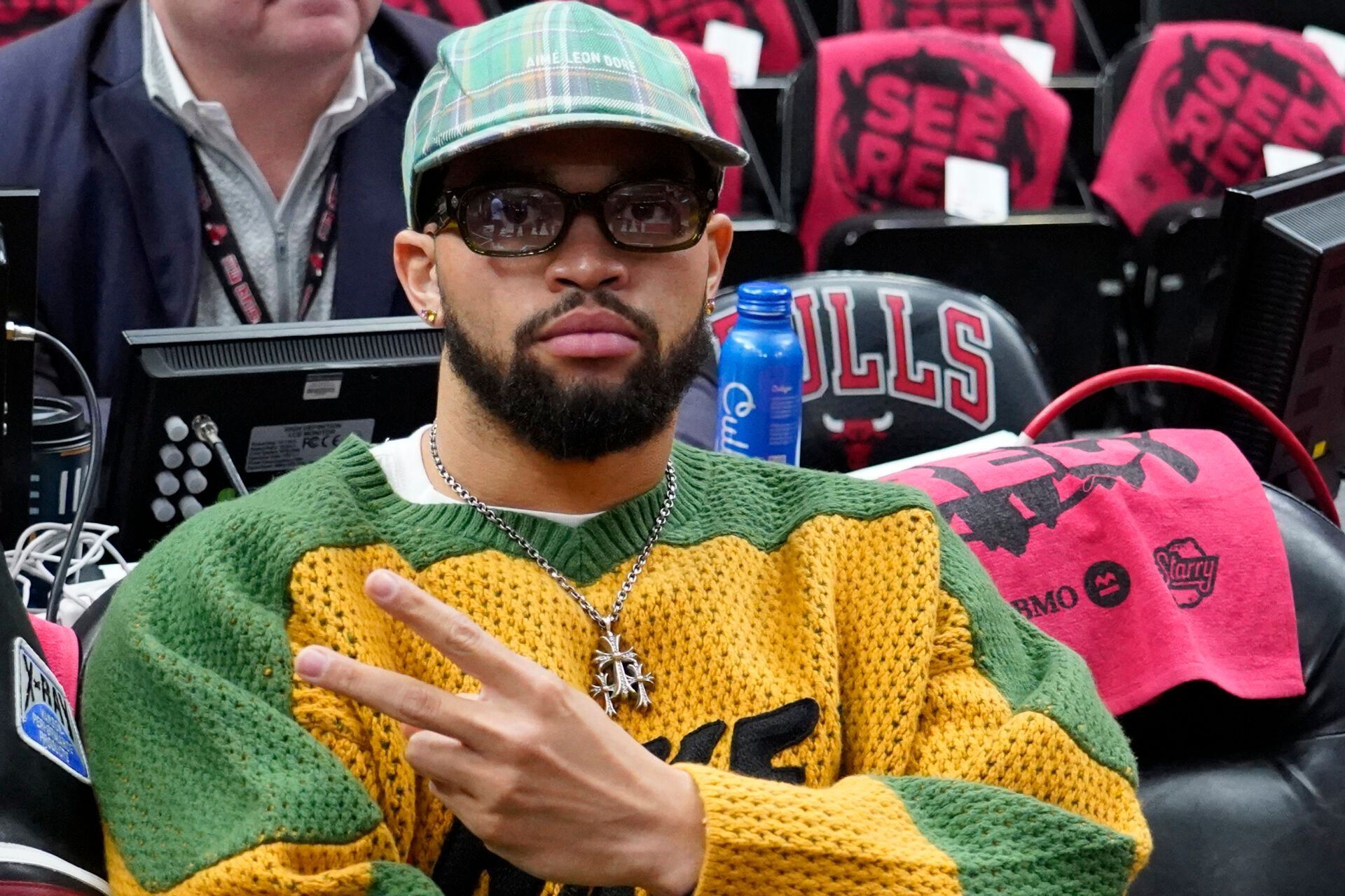 Former NFL executive Lois Riddick expects Caleb Williams to close the gap with Jayden Daniels in 2025.