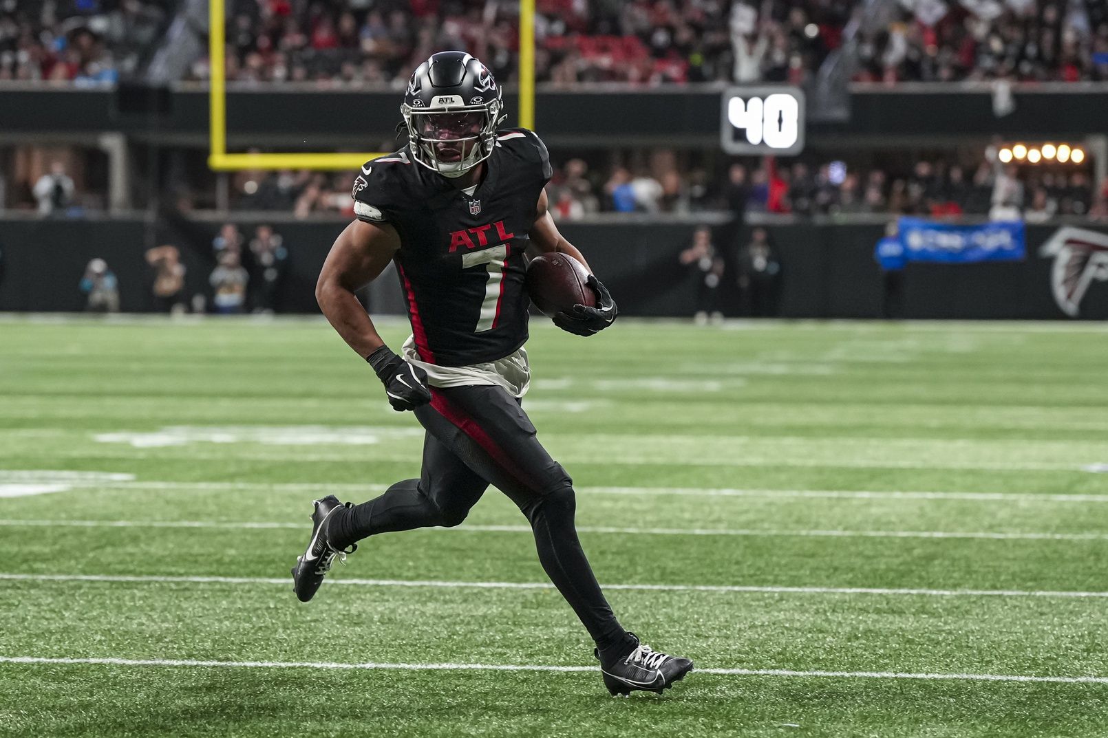 Atlanta Falcons running back Bijan Robinson (7) runs for a touchdown against the Carolina Panthers during the second half at Mercedes-Benz Stadium.