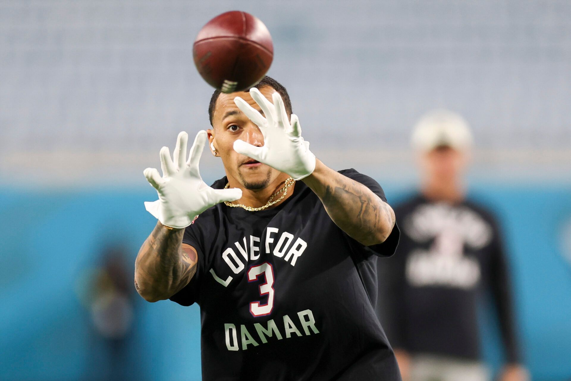 JACKSONVILLE, FLORIDA - JANUARY 07: Evan Engram #17 of the Jacksonville Jaguars warms up during pregame against the Tennessee Titans at TIAA Bank Field on January 07, 2023 in Jacksonville, Florida. (Photo by Mike Carlson/Getty Images)