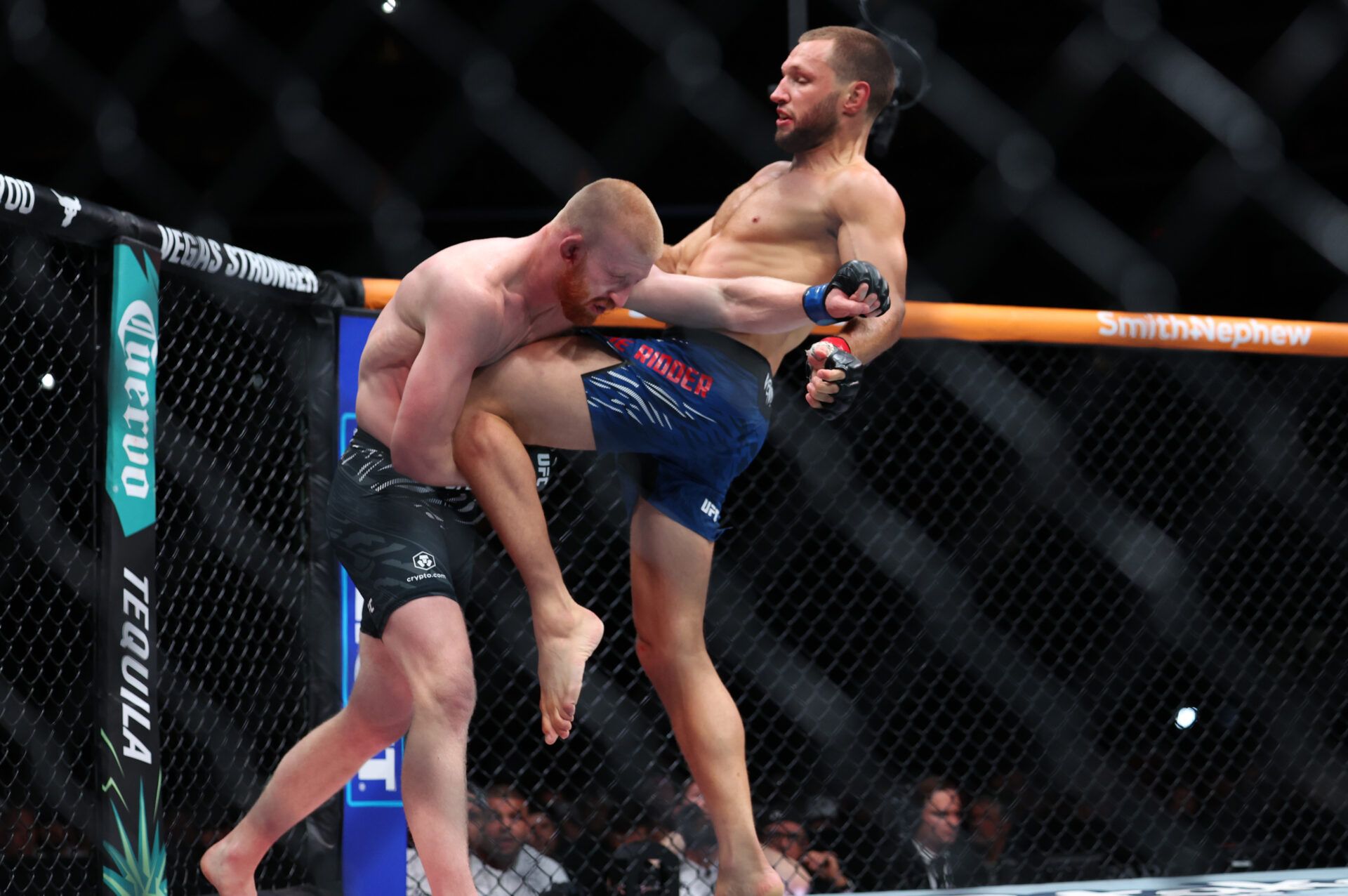 May 3, 2025; Des Moines, Iowa, UNITED STATES; Reinier de Ridder (red gloves) fights Bo Nickal (blue gloves) during UFC Fight Night at Wells Fargo Arena. Mandatory Credit: Reese Strickland-Imagn Images