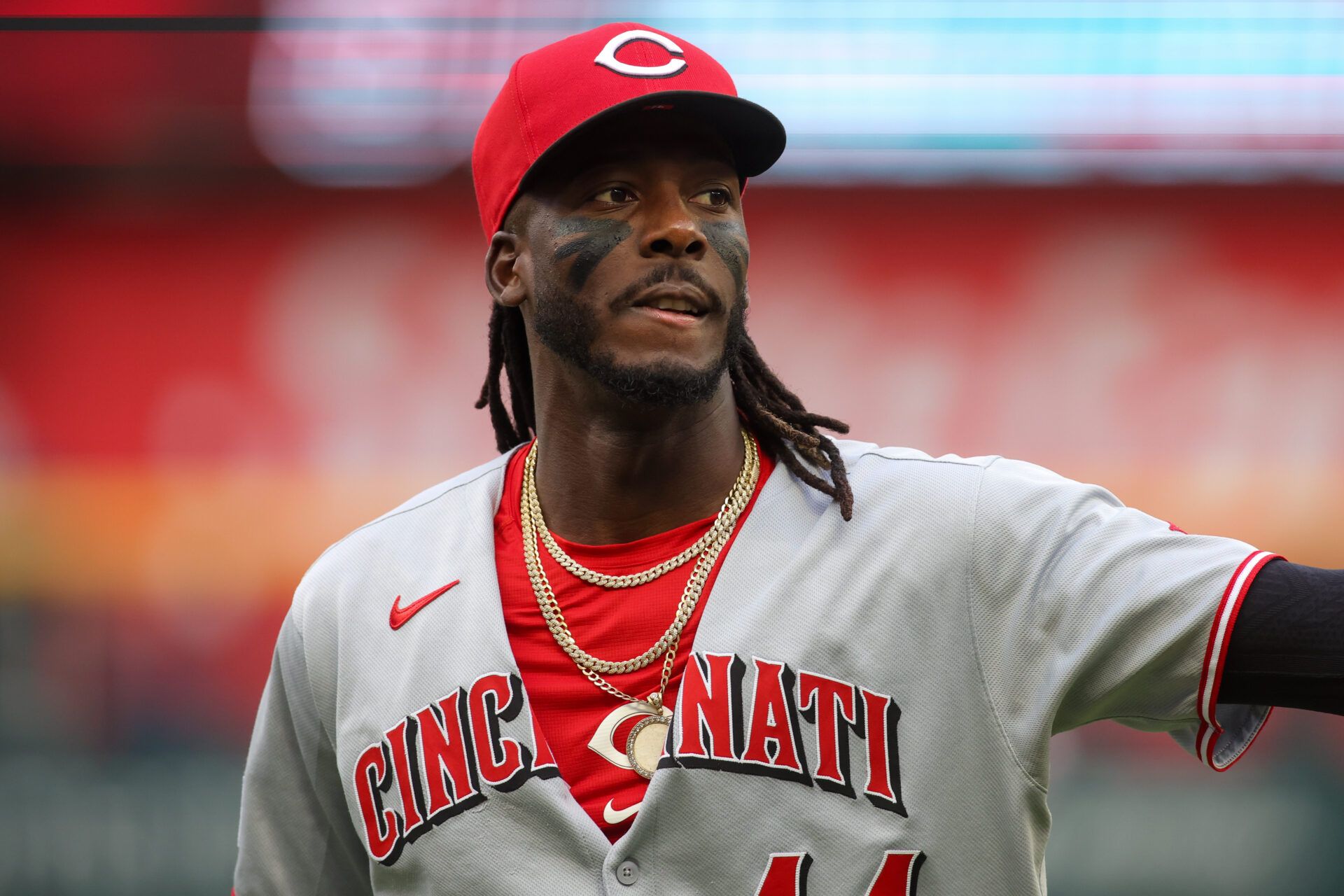Cincinnati Reds shortstop Elly De La Cruz (44) warms up before a game against the Atlanta Braves at Truist Park.