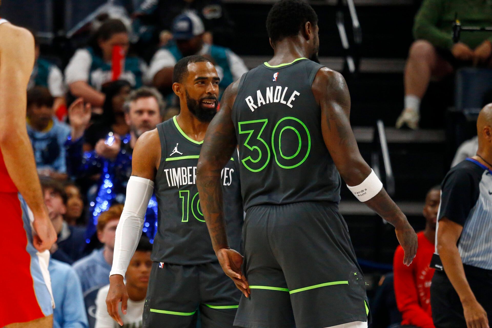 Julius Randle Takes Hilarious Shot at Mike Conley's Age as Wolves Brush Past Warriors to Even Series 1-1