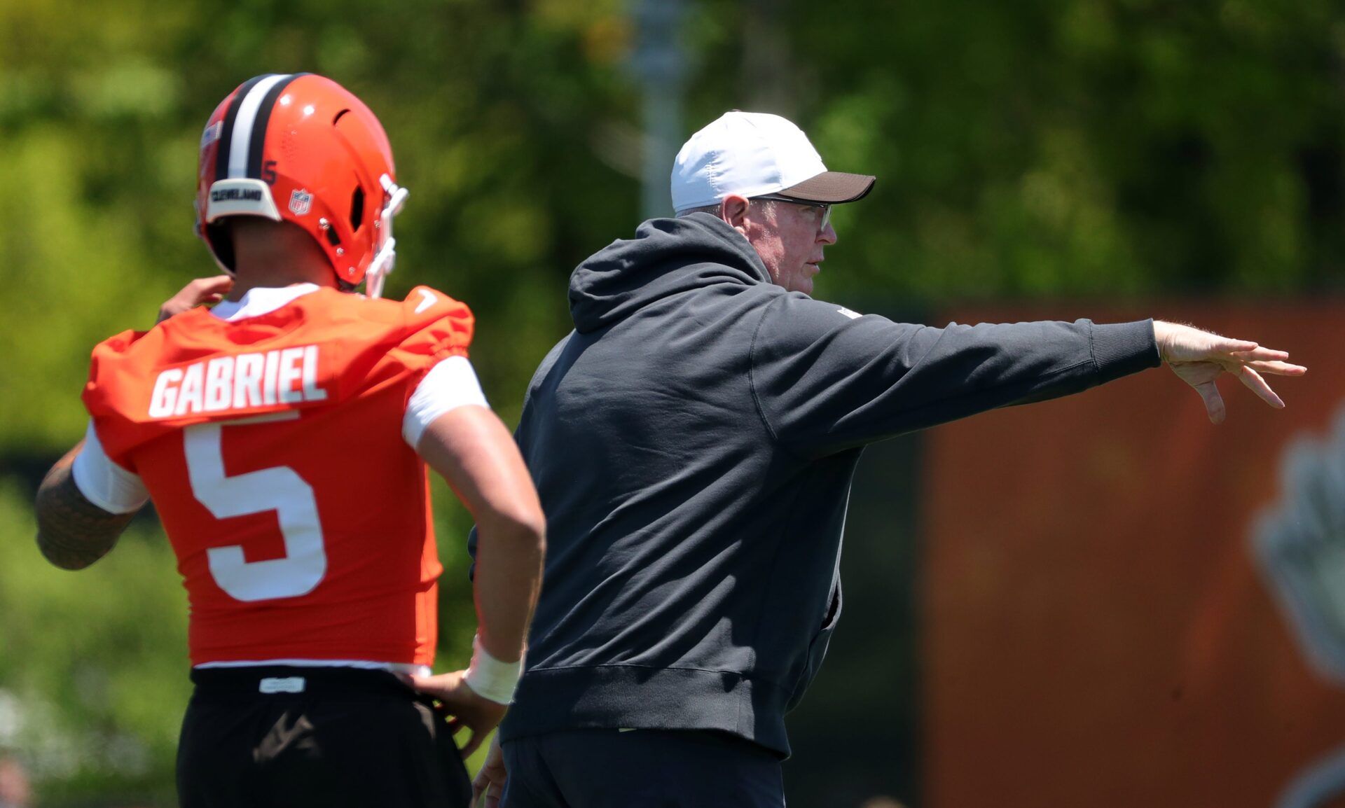 Cleveland Browns quarterbacks coach Bill Musgrave works with quarterback Dillon Gabriel (5) during NFL rookie minicamp at the Cleveland Browns training facility on Friday, May 9, 2025, in Berea, Ohio.