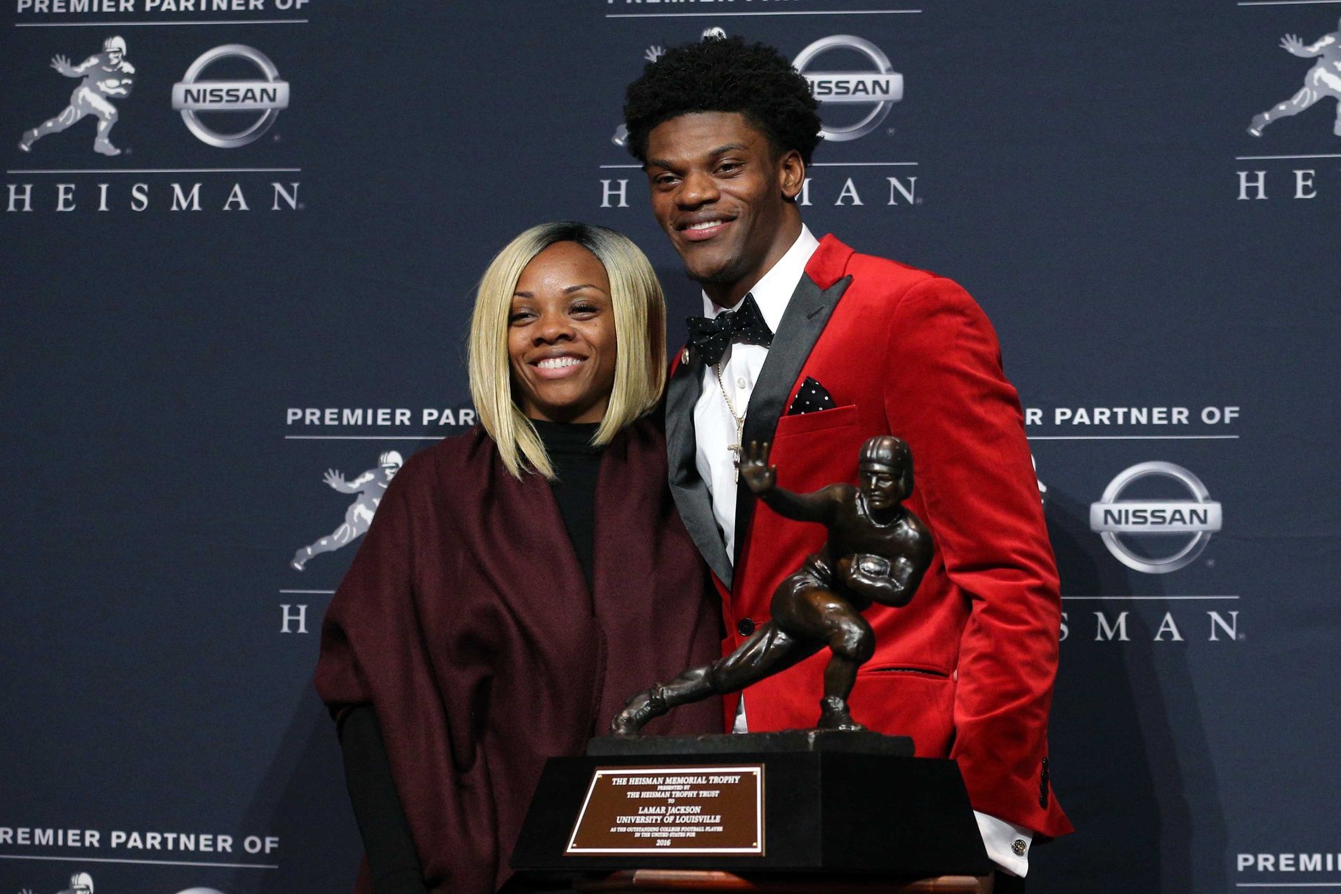 Louisville quarterback Lamar Jackson and his mother Felicia Jones pose with the trophy during a press conference at the New York Marriott Marquis after winning the 2016 Heisman Trophy award during a presentation at the Playstation Theater.