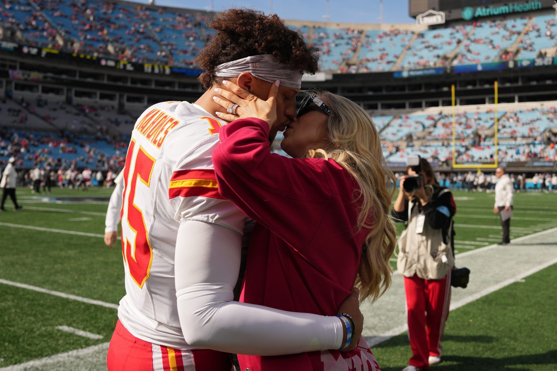 CHARLOTTE, NORTH CAROLINA - NOVEMBER 24: Patrick Mahomes #15 of the Kansas City Chiefs and wife Brittany Mahomes kiss prior to a game against the Carolina Panthers at Bank of America Stadium on November 24, 2024 in Charlotte, North Carolina. (Photo by Grant Halverson/Getty Images)