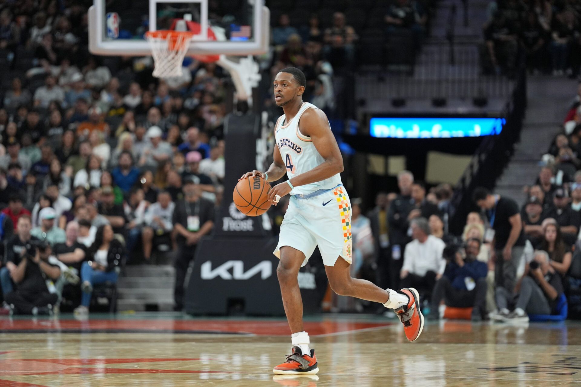 San Antonio Spurs guard De'Aaron Fox (4) dribbles up the court in the first half against the Dallas Mavericks at Frost Bank Center.