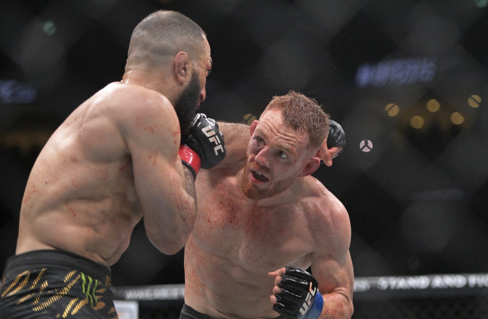 Belal Muhammad (red gloves) fights Jack Della Maddalena (blue gloves) during UFC 315 at Bell Centre.