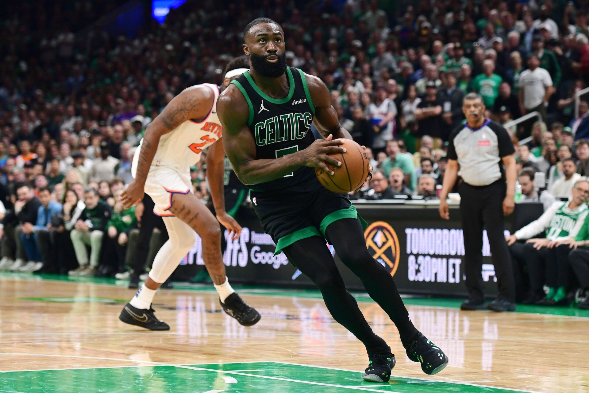 Boston Celtics guard Jaylen Brown (7) drives to the basket in the second half during game five of the second round for the 2025 NBA Playoffs against the New York Knicks at TD Garden.