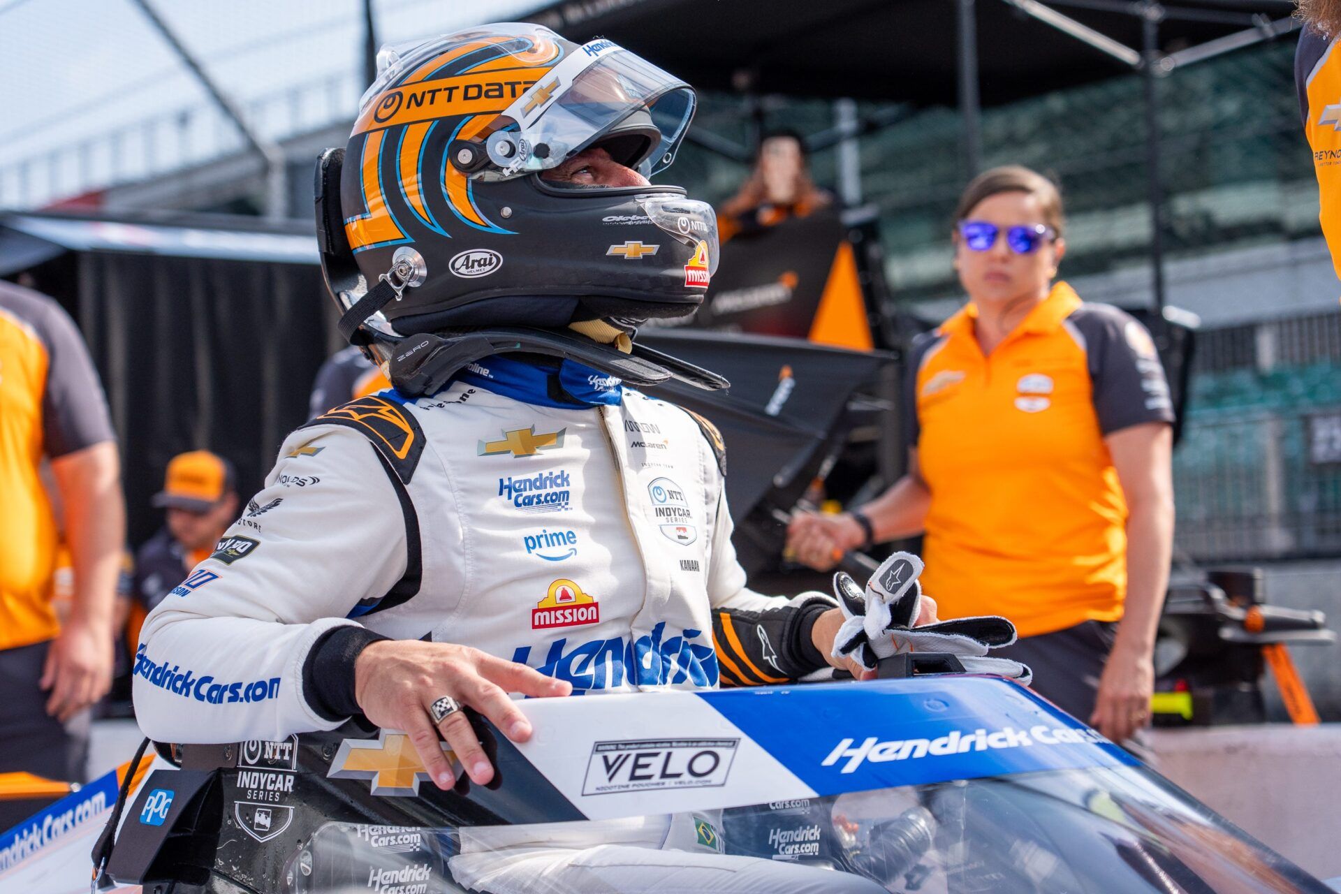Arrow Mclaren’s Tony Kanaan, team principal, loads into the car of driver Kyle Larson (17) on Thursday, May 15, 2025, during refresher laps ahead of practice for the 109th running of the Indianapolis 500 at Indianapolis Motor Speedway.