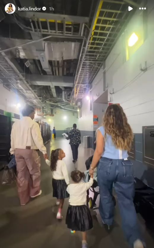 Francisco Lindor, alongside his wife and kids, attends Shakira's concert in NJ.