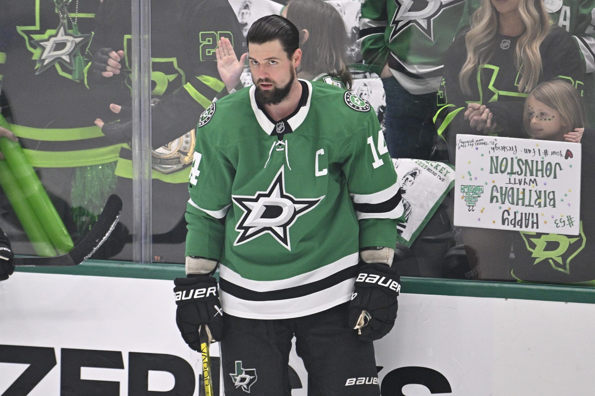 Stars' Jamie Benn gets ejected for landing a punch on Jets' Mark Scheifele