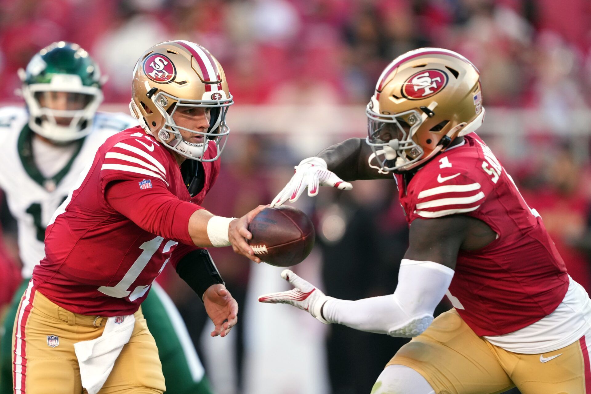 San Francisco 49ers quarterback Brock Purdy (left) hands off to wide receiver Deebo Samuel Sr. (right) during the second quarter against the New York Jets at Levi's Stadium.