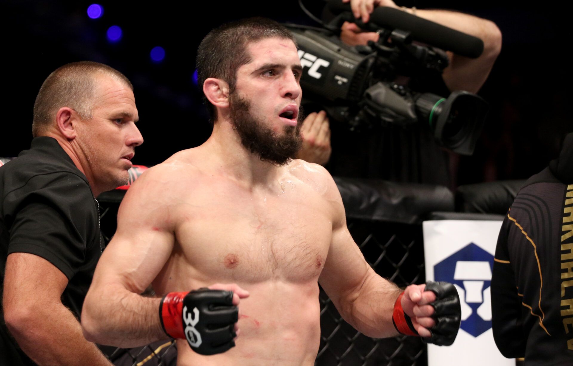 Islam Makhachev (red gloves) fights Alexander Volkanovski (blue gloves) during UFC 284 at RAC Arena.