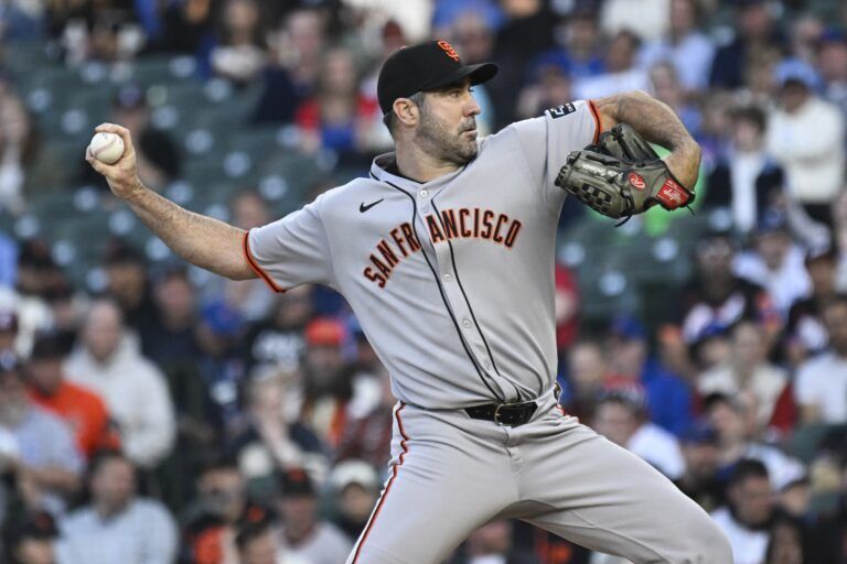 San Francisco Giants pitcher Justin Verlander (35) delivers against the Chicago Cubs during the first inning at Wrigley Field.