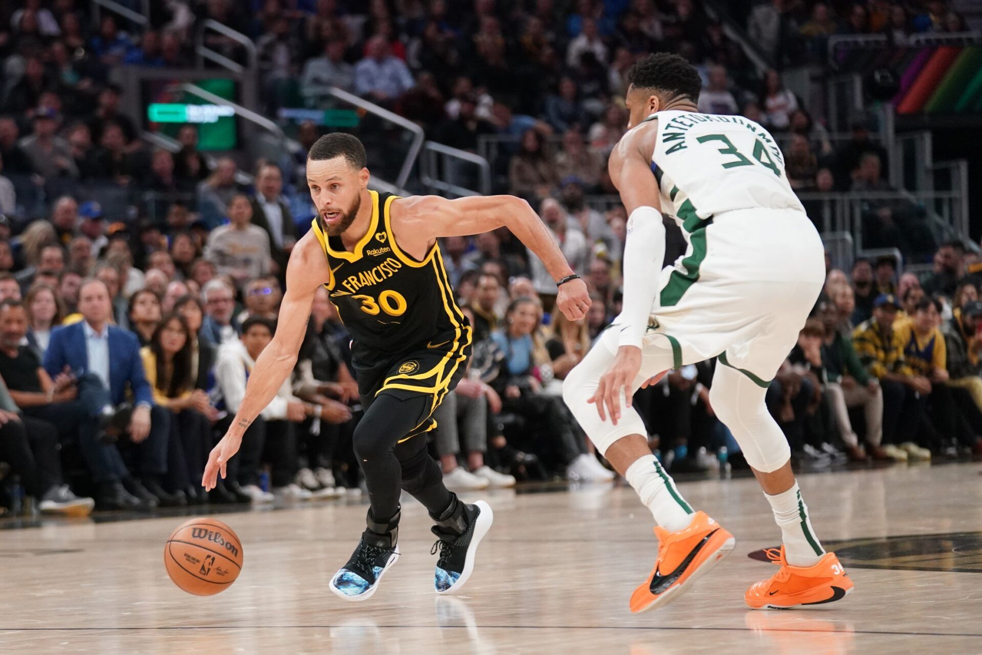 Golden State Warriors guard Stephen Curry (30) dribbles past Milwaukee Bucks forward Giannis Antetokounmpo (34) in the third quarter at the Chase Center.