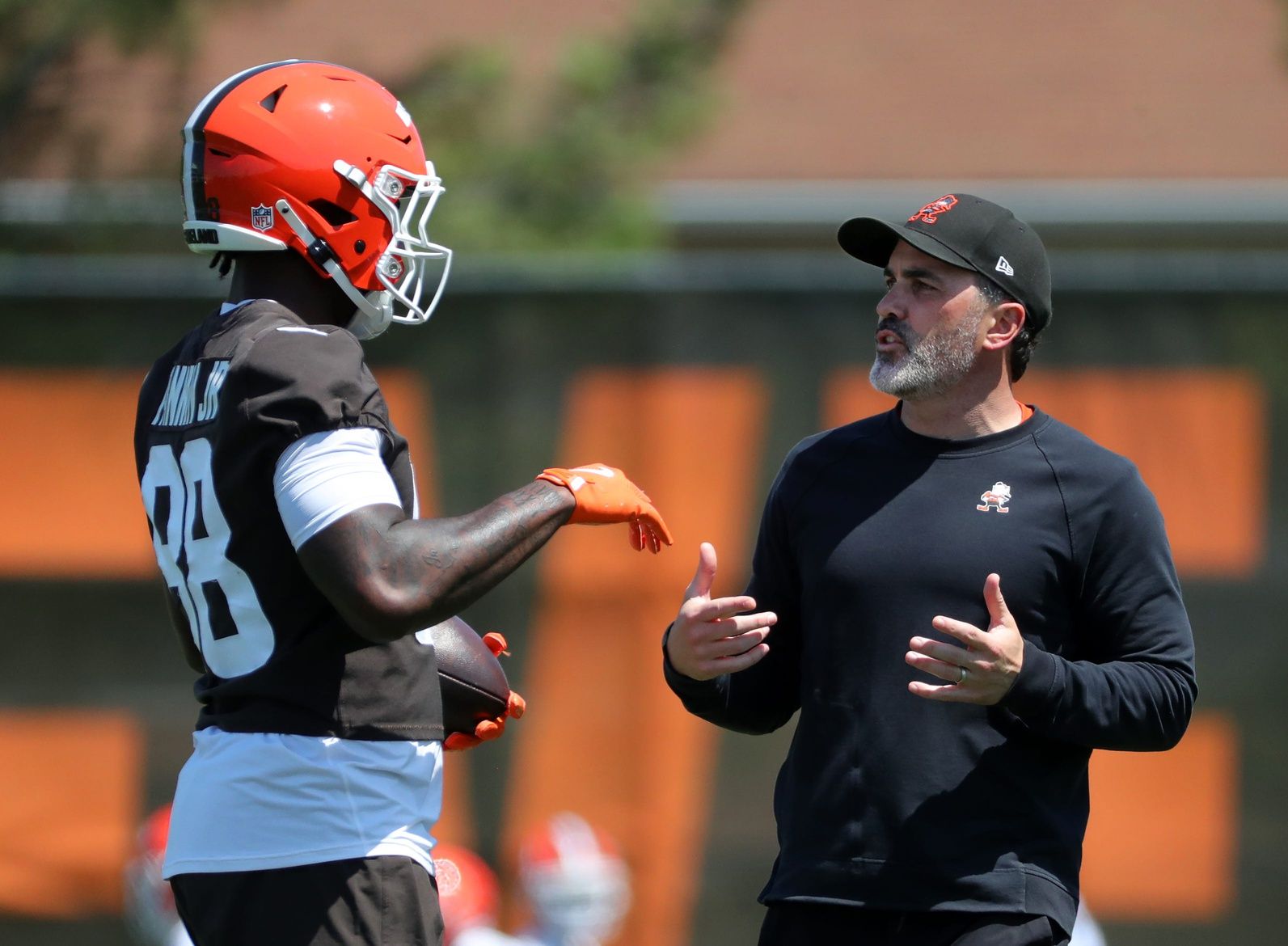 Cleveland Browns tight end Harold Fannin Jr. (88) speaks with head coach Kevin Stefanski during day two of NFL rookie minicamp at the Cleveland Browns training facility on Saturday, May 10, 2025, in Berea, Ohio.