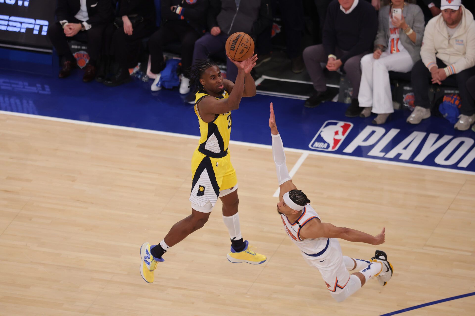Indiana Pacers forward Aaron Nesmith (23) shoots a three point shot against New York Knicks guard Josh Hart (3) in the fourth quarter during game one of the eastern conference finals for the 2025 NBA Playoffs at Madison Square Garden.