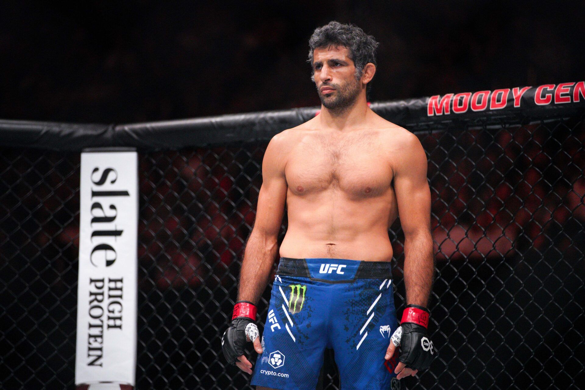 Beneil Dariush (red gloves) fights Arman Tsarukyan (blue gloves) during UFC Fight Night at Moody Center.