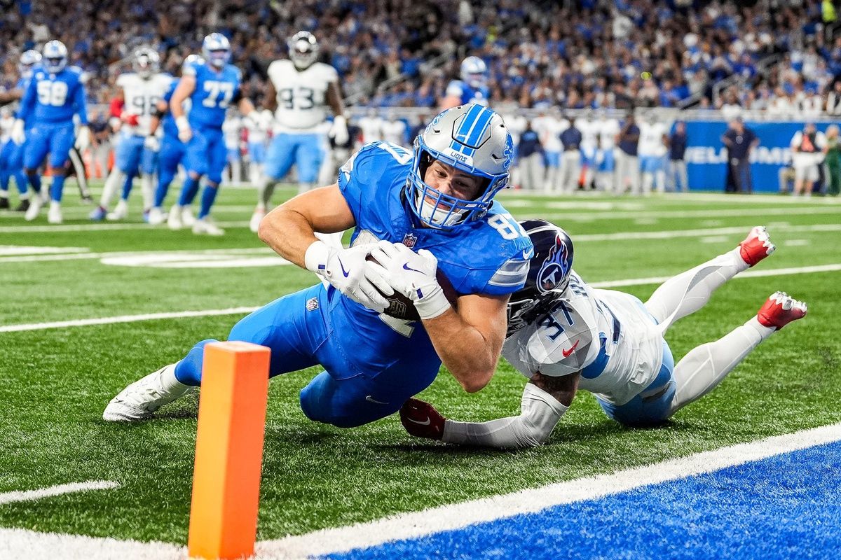 Detroit Lions tight end Sam LaPorta (87) dives for a first down against Tennessee Titans safety Amani Hooker (37) during the first half at Ford Field in Detroit on Sunday, Oct. 27, 2024.