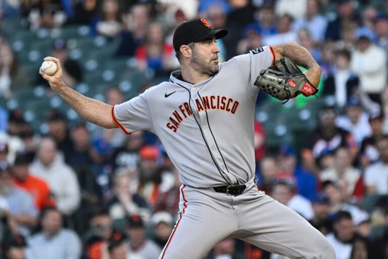 San Francisco Giants pitcher Justin Verlander (35) delivers against the Chicago Cubs during the first inning at Wrigley Field.