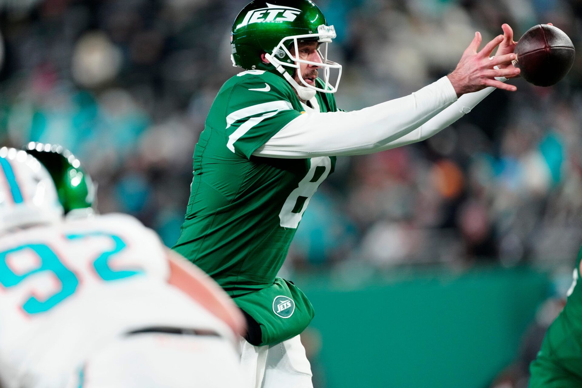 New York Jets quarterback Aaron Rodgers (8) grabs the snap, Sunday January 5, 2025, in East Rutherford.