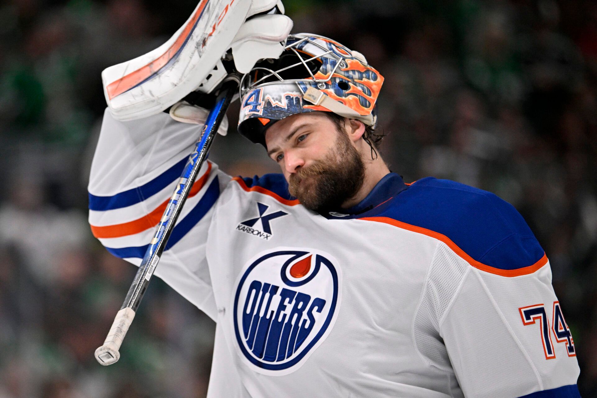 Edmonton Oilers goaltender Stuart Skinner (74) reacts against the Dallas Stars in the second period for game two of the Western Conference Final of the 2025 Stanley Cup Playoffs at American Airlines Center.