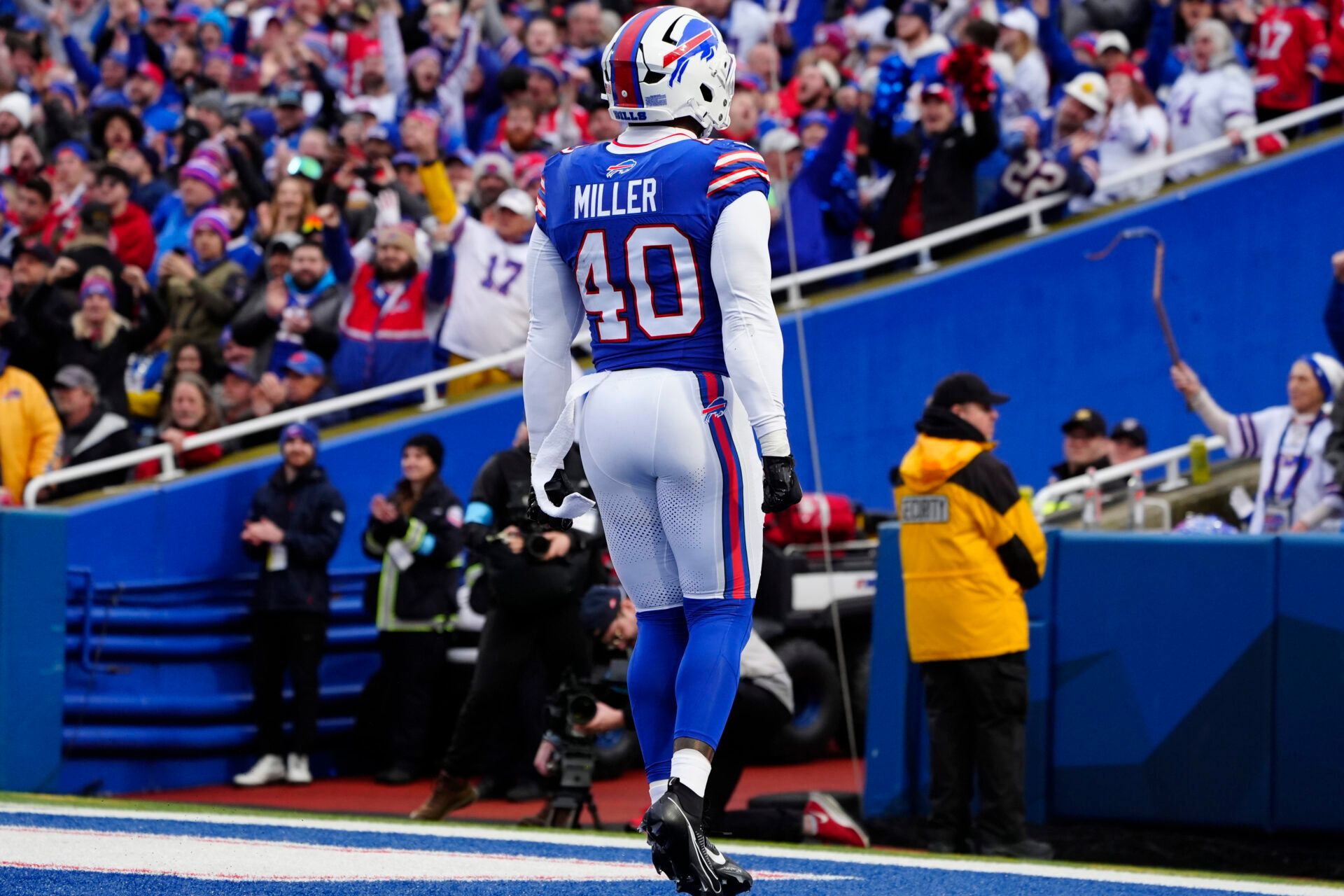 Buffalo Bills linebacker Von Miller (40) reacts to getting a sack against the New York Jets during the second half at Highmark Stadium.