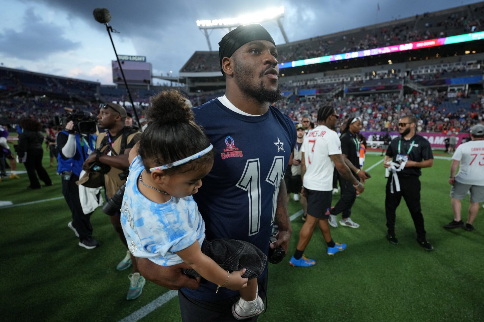 NFC defensive end Micah Parson of the Dallas Cowboys (11) holds his daughter Shatara Parsons after the 2025 Pro Bowl Games at Camping World Stadium.