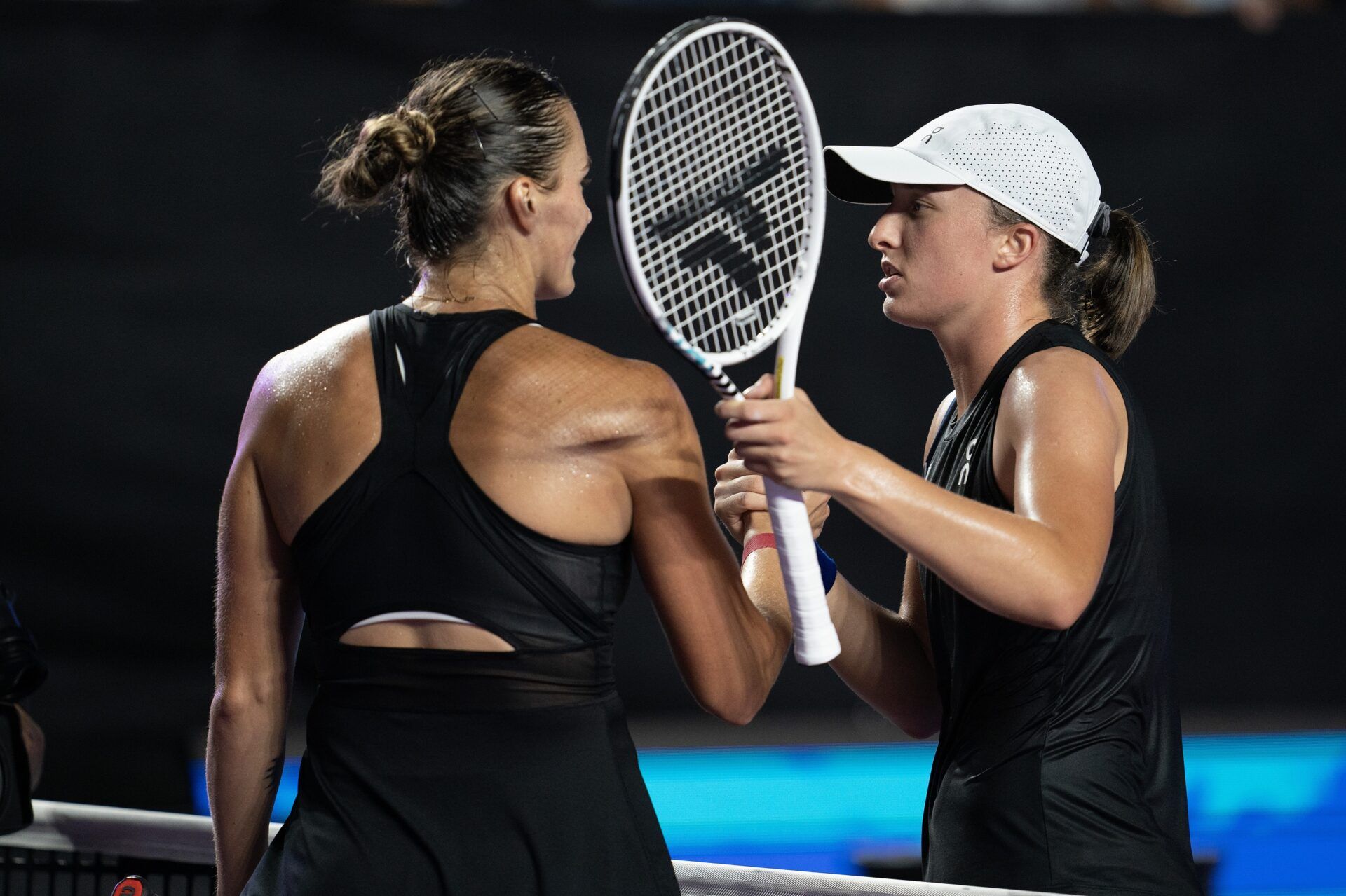 Iga Swiatek (POL) shakes hands with Aryna Sabalenka (BLR) after their match on day eight of the GNP Saguaros WTA Finals Cancun.