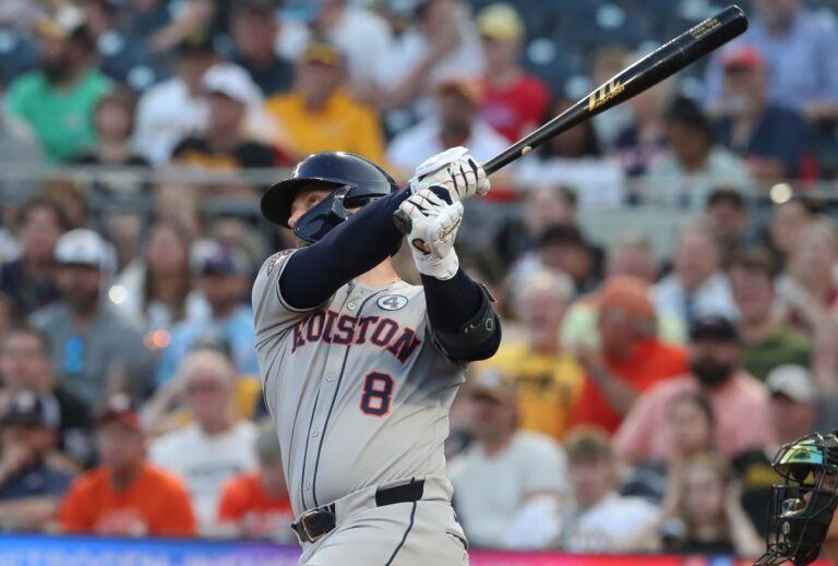 Houston Astros first baseman Christian Walker (8) hits a solo home run against the Pittsburgh Pirates during the seventh inning at PNC Park.