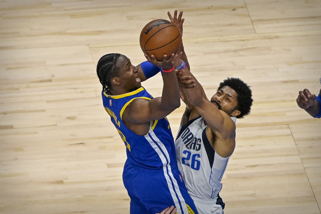 Dallas Mavericks guard Spencer Dinwiddie (26) defends against Golden State Warriors forward Jonathan Kuminga (00) during the second quarter in game four of the 2022 western conference finals at American Airlines Center.