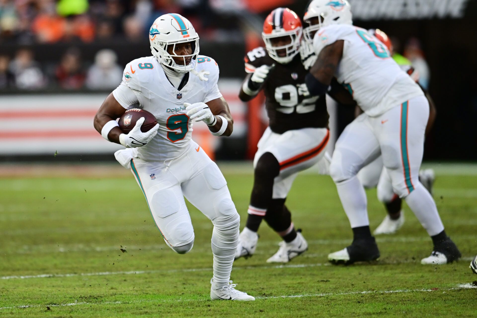 Miami Dolphins tight end Jonnu Smith (9) runs with the ball after a catch during the first half against the Cleveland Browns at Huntington Bank Field.