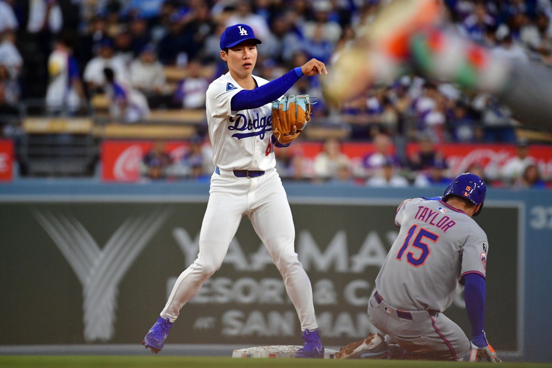 Los Angeles Dodgers second base Hyeseong Kim (6) makes a throw to first base against the New York Mets during the second inning at Dodger Stadium.
