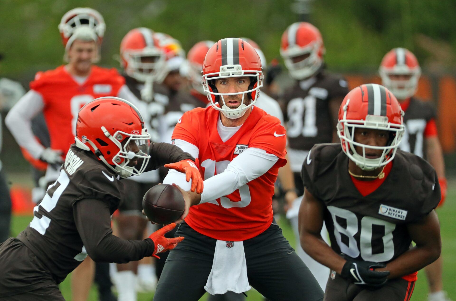 Cleveland Browns quarterback Joe Flacco makes a handoff to running back Dylan Sampson (22) during an NFL practice at the Cleveland Browns training facility on Wednesday, May 28, 2025, in Berea, Ohio.